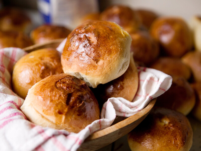 Чим можна змастити булочки перед випіканням, окрім яйця? П'ять найкращих варіантів