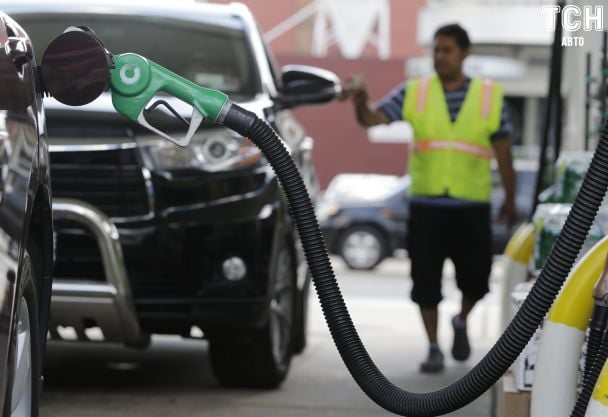 Голий чоловік влаштував "стриптиз" на АЗС та зробив несподівану пропозицію операторці