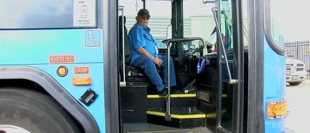 Найстаріший водій автобуса у світі: скільки йому років і де працює