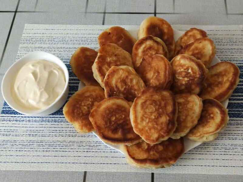 Змішайте кефір і соду в цій черговості – і оладки завжди будуть пухкими й не опадуть. Поради й секрети