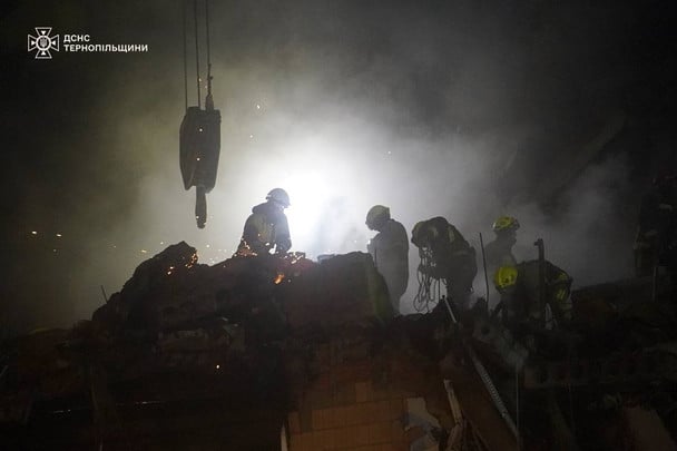 Люди моляться і сподіваються на диво: що зараз відбувається у Тернополі на місці кривавих ударів