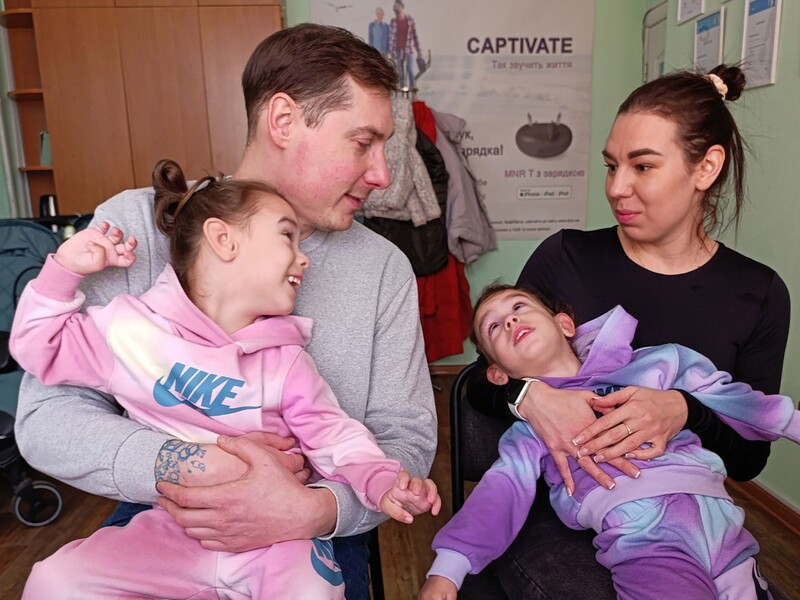Чотирирічні сестри-близнючки із Чернігівської області отримали слухові апарати від Фонду Ріната Ахметова Чотирирічні сестри-близнючки із Чернігівської області отримали слухові апарати від Фонду Ріната Ахметова