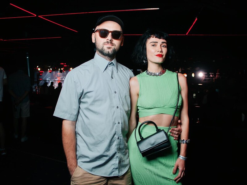 Дружина лідера гурту Adam, який перебуває в комі, показала його нове фото з лікарні