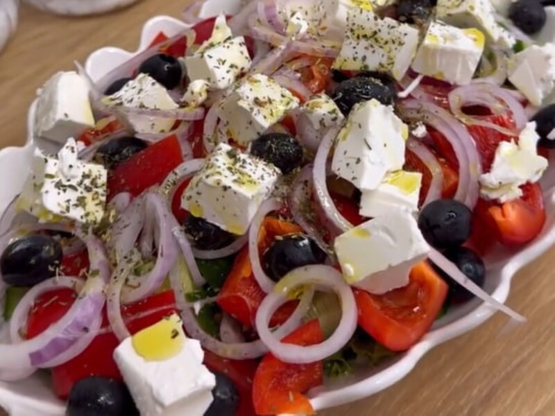 Із цього набору овочів виходить дуже смачний грецький салат. Секрет – у цьому інгредієнті