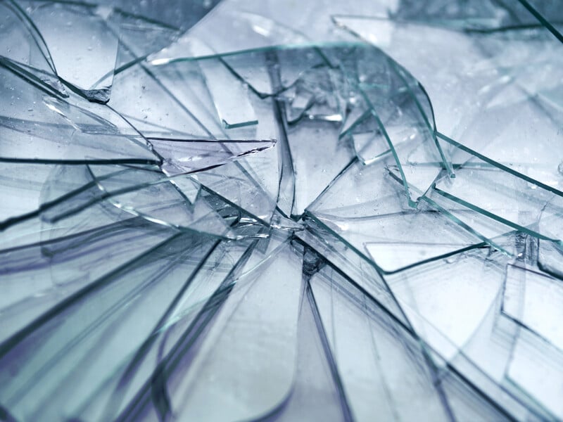 Розчиніть це у воді – і вікна не винесе вибуховою хвилею. Як бюджетно зробити в будинку "броньоване" скло