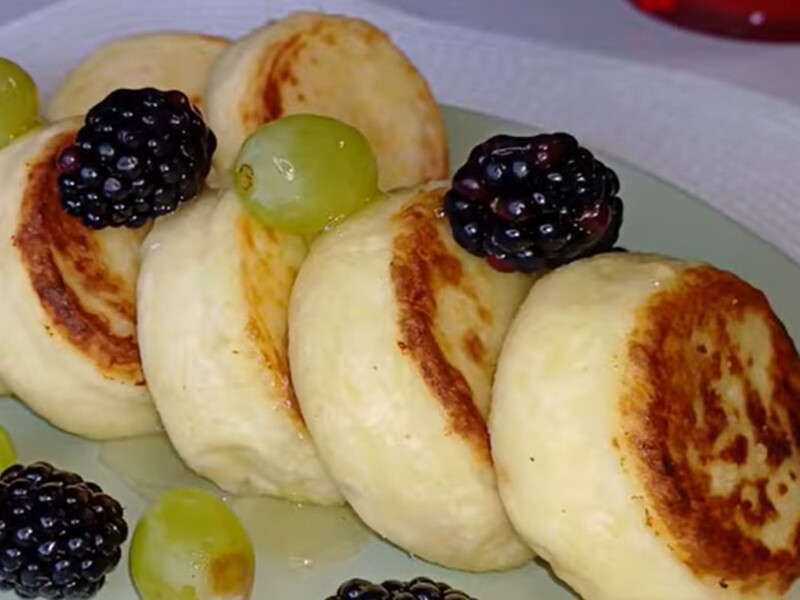 Приготуйте ідеальні сирники – пухкі, високі й неймовірно ніжні всередині. Рецепт