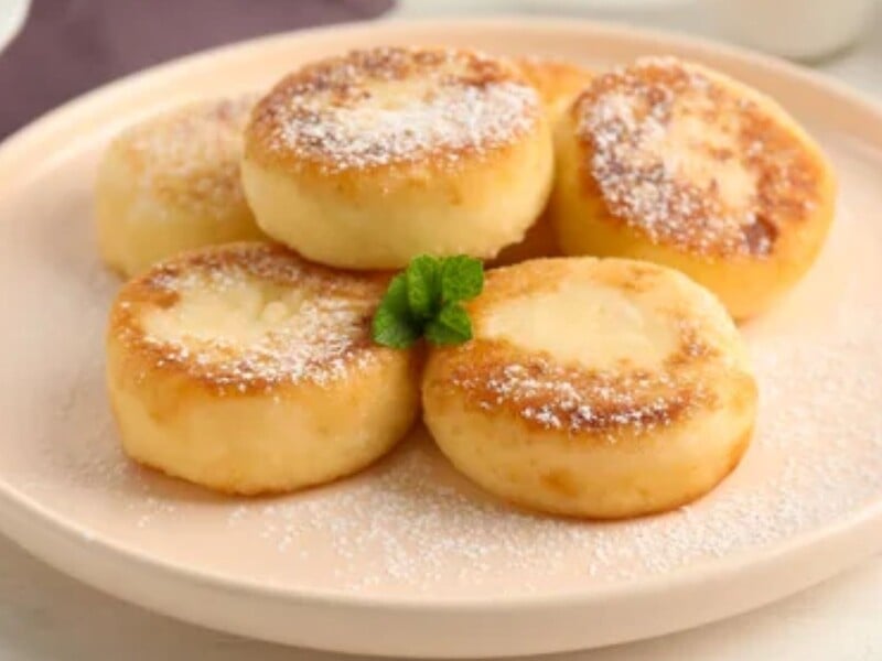 Замініть цим борошно, і сирники будуть пишними й ніжними. Поради, пропорції й секретний лайфхак із яйцем