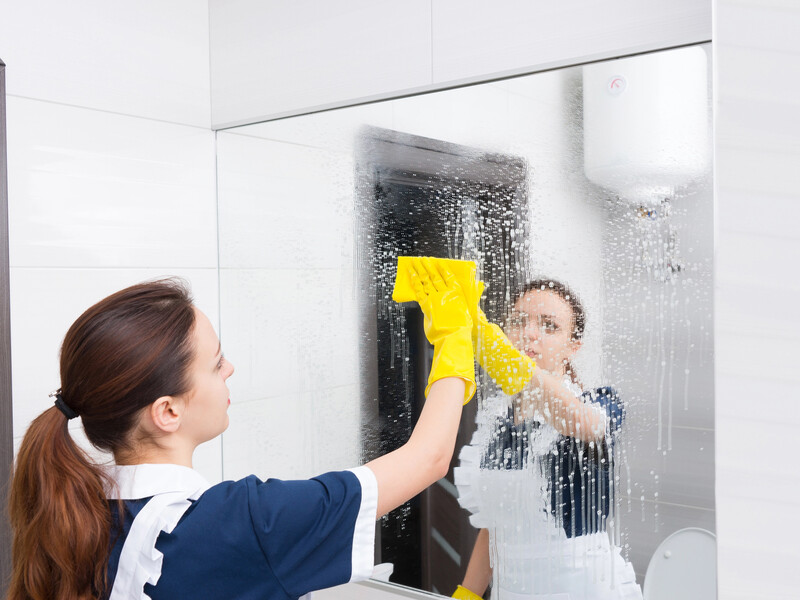 Тільки така кількість мийного засобу зможе очистити дзеркало. Чотири кроки для ідеальної поверхні