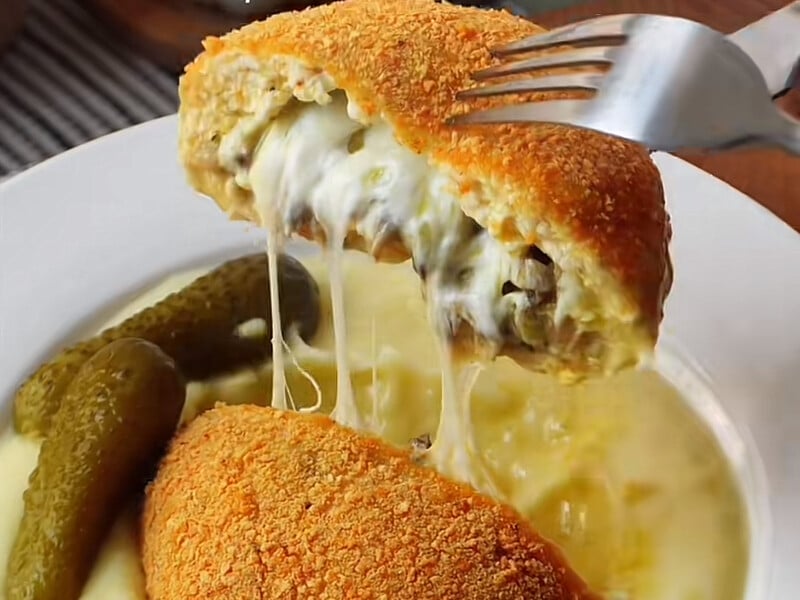 Як 500 г курятини перетворити на ситну вечерю. Рецепт курячих бомбочок з грибами