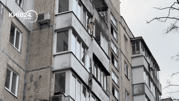 Мешканці атакованого будинку в Києві зробили "канати" з ковдр, щоби врятуватись