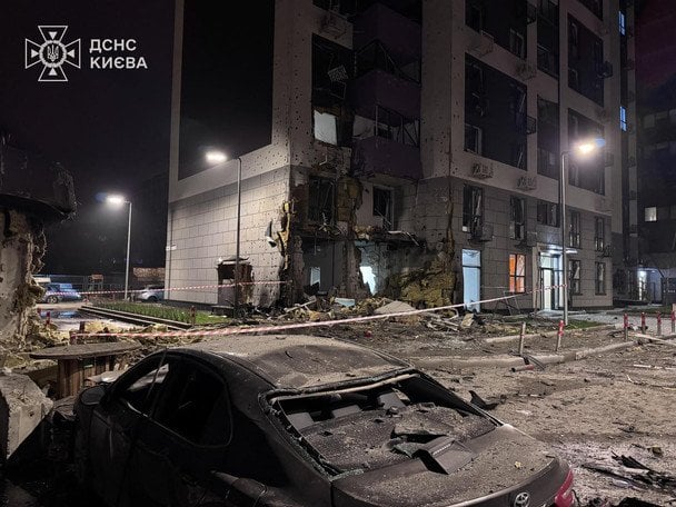 У Києві патрульні врятували хлопчика із зруйнованої квартири — запис з бодікамер після обстрілу РФ