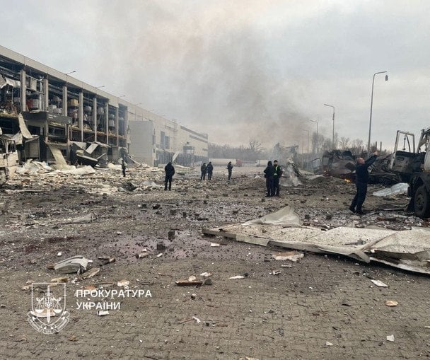 Запізнення на роботу врятувало життя: працівниця складу супермаркету розповіла про атаку по Києву