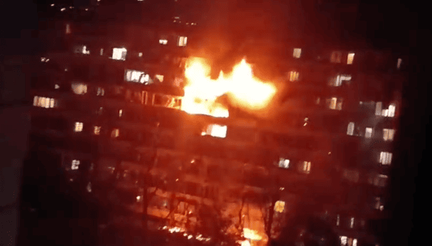 У Києві влучання по житлових будинках: є пожежі та постраждалий (відео)