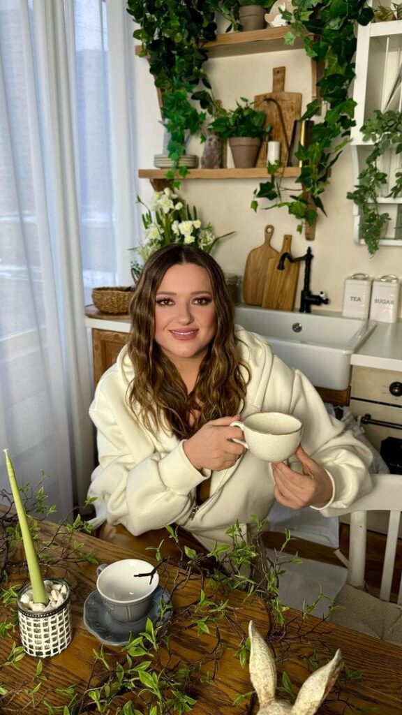 Могилевська взяла 5-річну доньку на гастролі та відповіла на закиди про "відсторонення" старшої