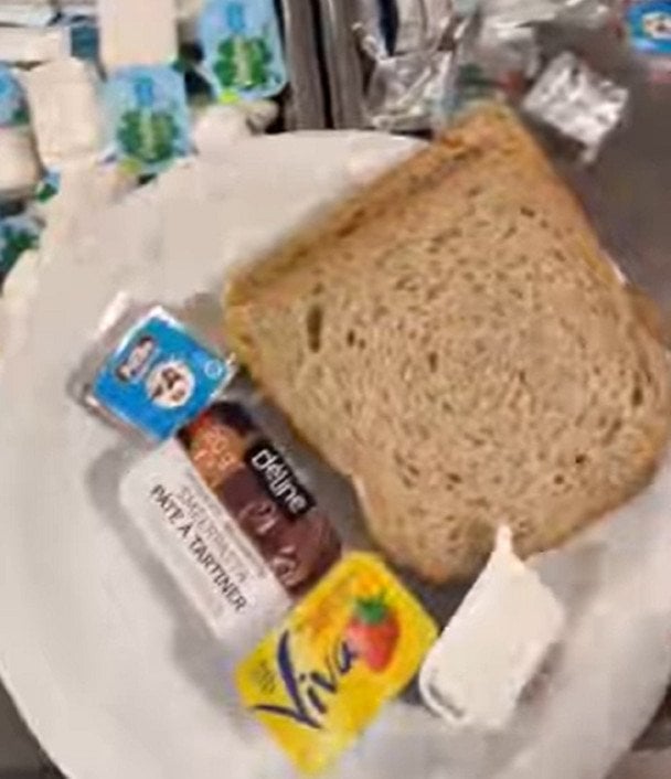 Біженка показала меню в таборі для переселенців у Бельгії