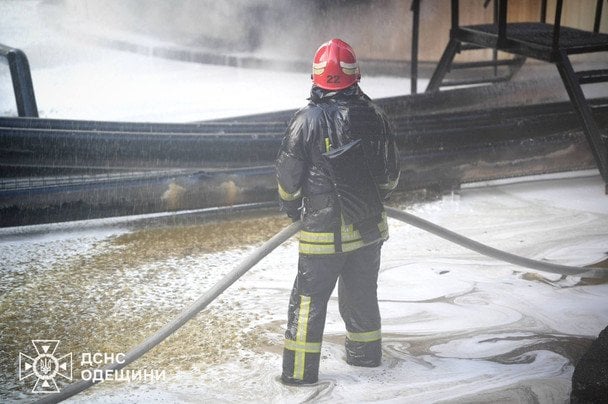 Росіяни вдарили по порту на Одещині: рятувальники поділилися подробицями (фото)