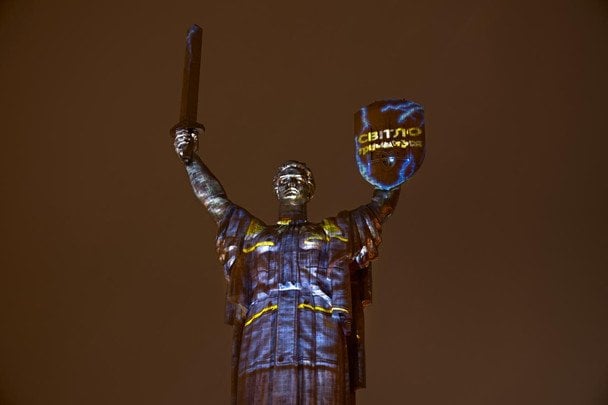 Світло тримається: напередодні Дня енергетика у Києві символічно підсвітили Батьківщину-Мати