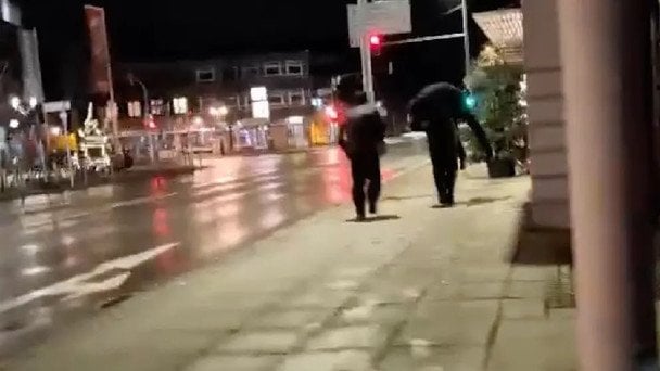 На дитячому майданчику сталася стрілянина: важкопораненого підлітка везли трамваєм