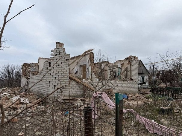 Кіт заснув на уламках будинку, де російський дрон вбив 12-річного хлопчика (фото)