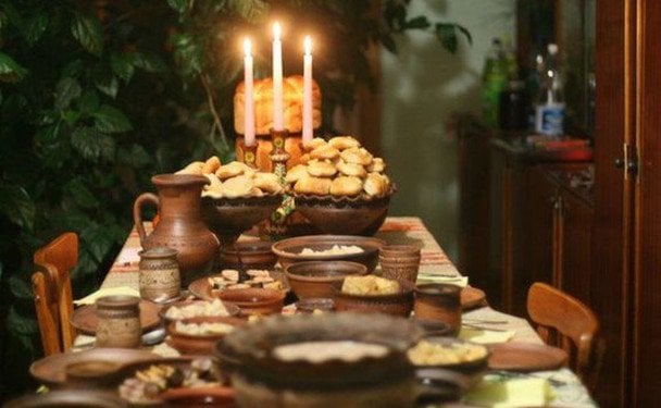 Чому під скатертиною ховають сіно, а за столом залишають вільне місце: традиції на Різдво в Україні