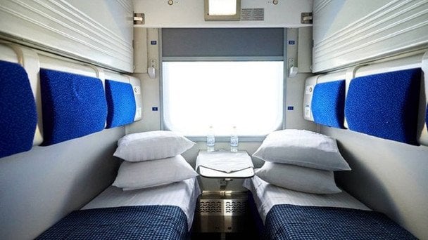 Безкоштовні "3000 км Україною": в УЗ роз’яснили, чи входить постіль та чай до квитка