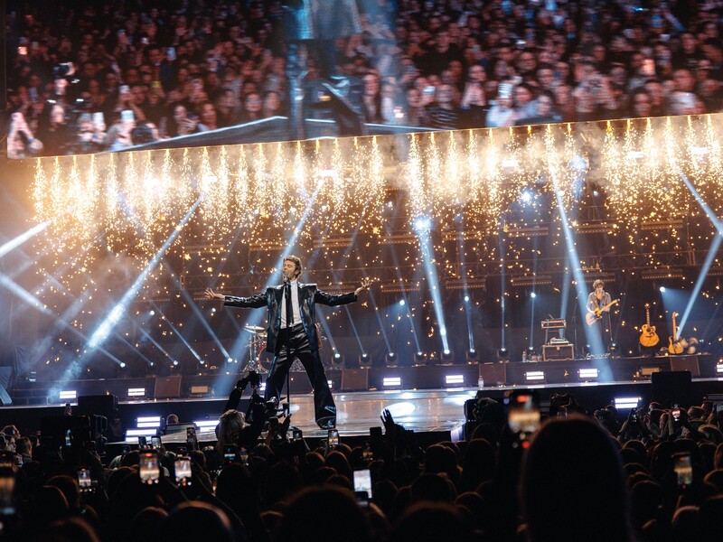 Хіти, блекаут і зіркові гості. Найяскравіші фото з концерту Макса Барських у Києві