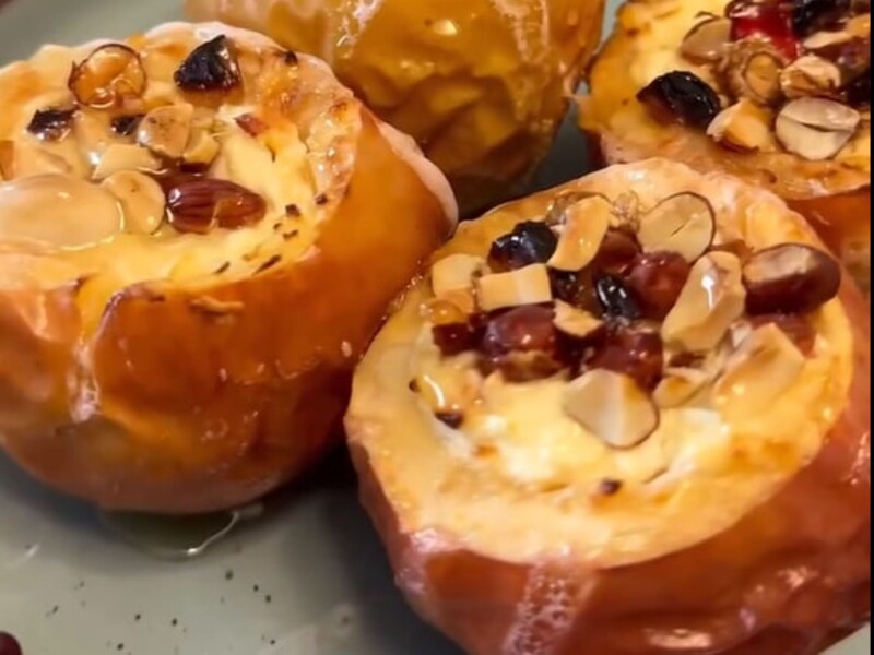 Лише три інгредієнти – і за 20 хвилин готовий ідеальний десерт. Як смачно запекти яблука в духовці