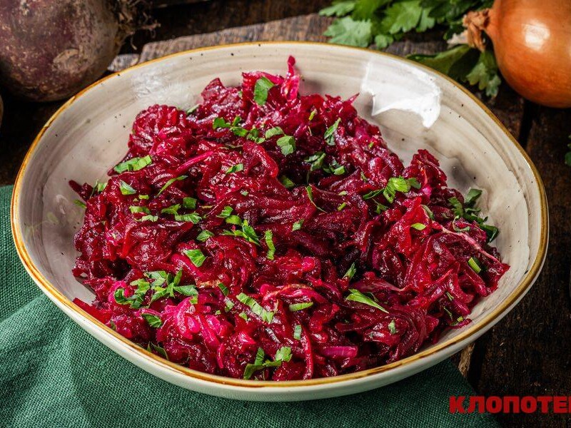 За таким рецептом простий салат із буряка стане дуже смачним. Що потрібно зробити із цибулею?