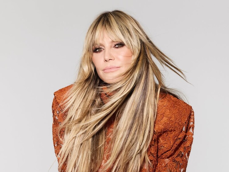 52-річна Клум показала, як засмагає топлес. Відео