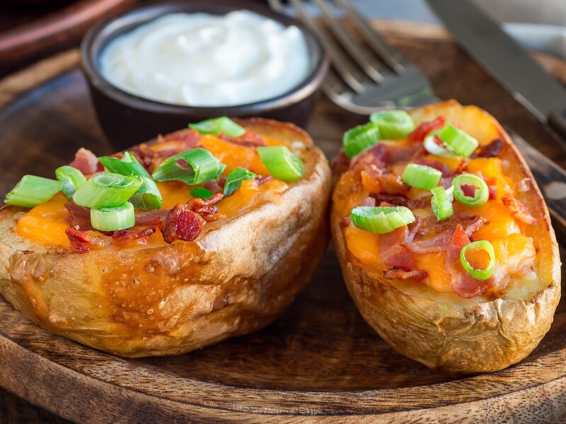 Начиніть картоплю цим – і повноцінна вечеря вийде дуже смачною й ситною. Оригінальний рецепт