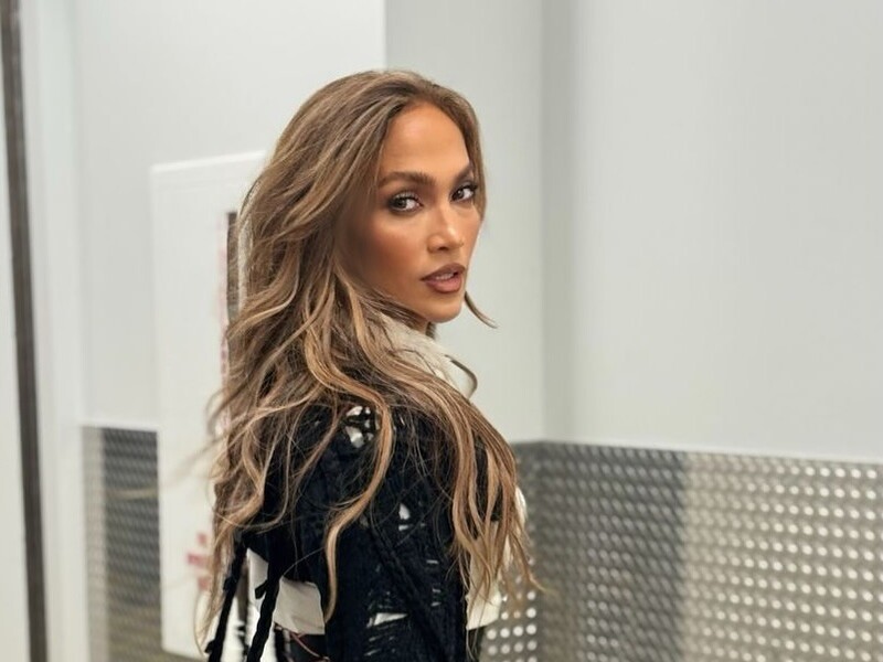 "Де 56 років?", "Могла б одягнути щось відповідне до свого віку". У мережі обговорюють Лопес у стрингах