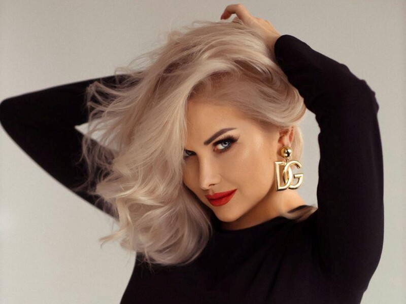 Бужинська, яка вже місяць перебуває в лікарні із травмою ока, звернулася до шанувальників