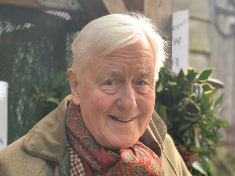 Комуністки й лесбійки – без шансів. 79-річний мільярдер, від якого вагітніли служниці, шукає дружину