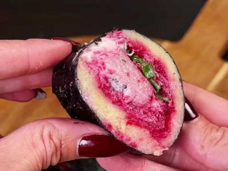 Ця неймовірно смачна закуска схожа на салат "Шуба". Обов'язково приготуйте її на свята