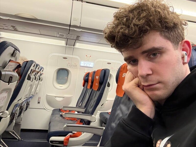 Український блогер, який прославляв Путіна, отримав паспорт РФ Український блогер, який прославляв Путіна, отримав паспорт РФ