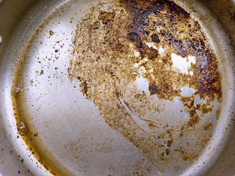 Без хімії і сильних абразивів. Ці три методи допоможуть, якщо дно каструлі пригоріло