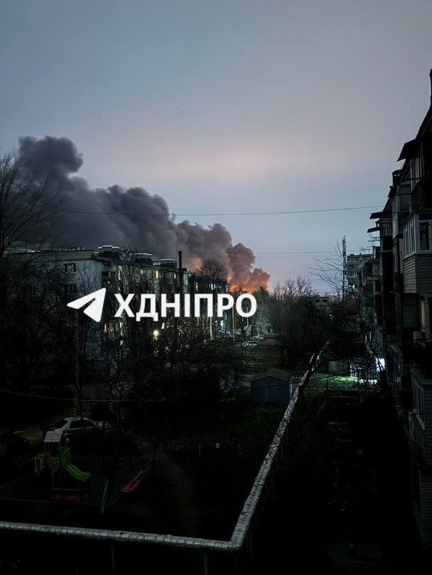 Дніпро накриває чорний дим після вибухів: місто та область опинилися під атакою