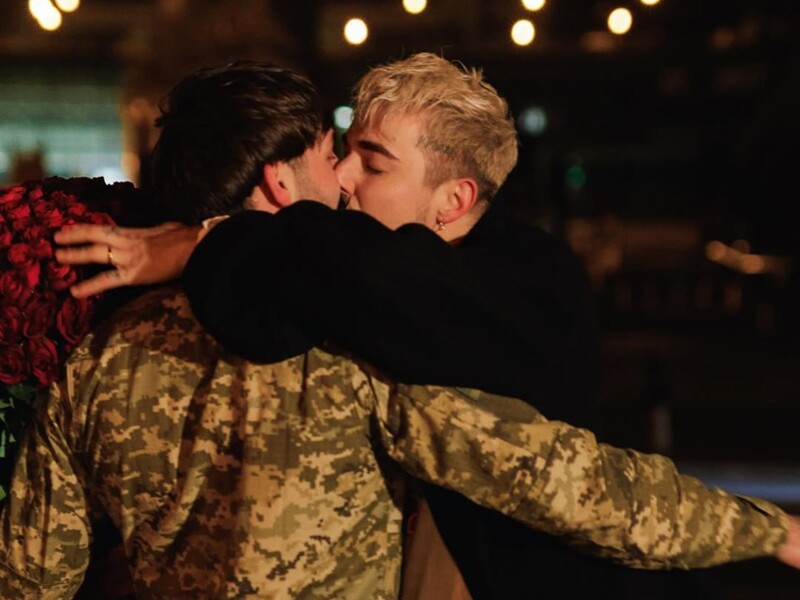 28-річний Melovin, який місяць тому заручився з бойфрендом, повідомив про поповнення в їхній сім'ї. Фото