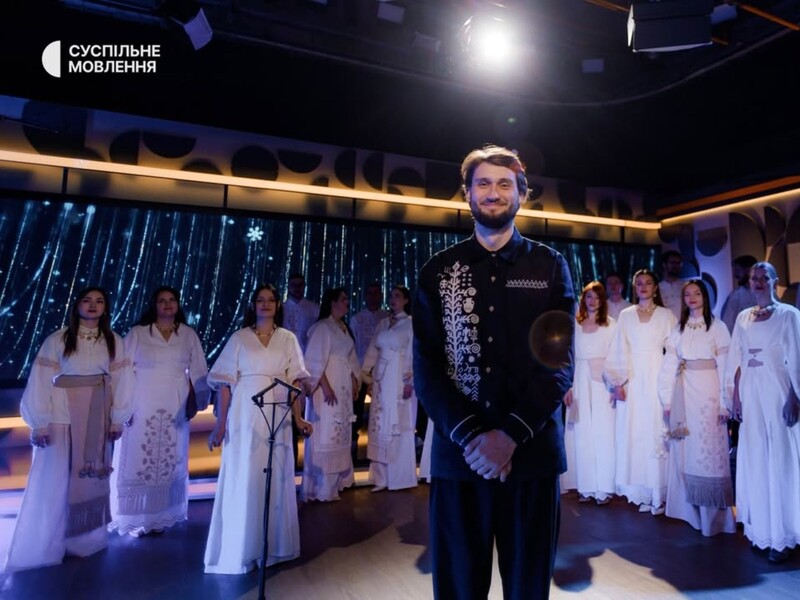 "Щедрик", "Добрий вечір тобі" й інші відомі колядки в живому виконанні хору "Гомін". Відео
