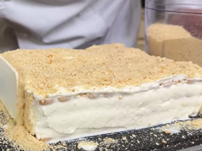 Цей божественний десерт готують за 10 хвилин без світла й духовки. Секрет – у ніжному кремі