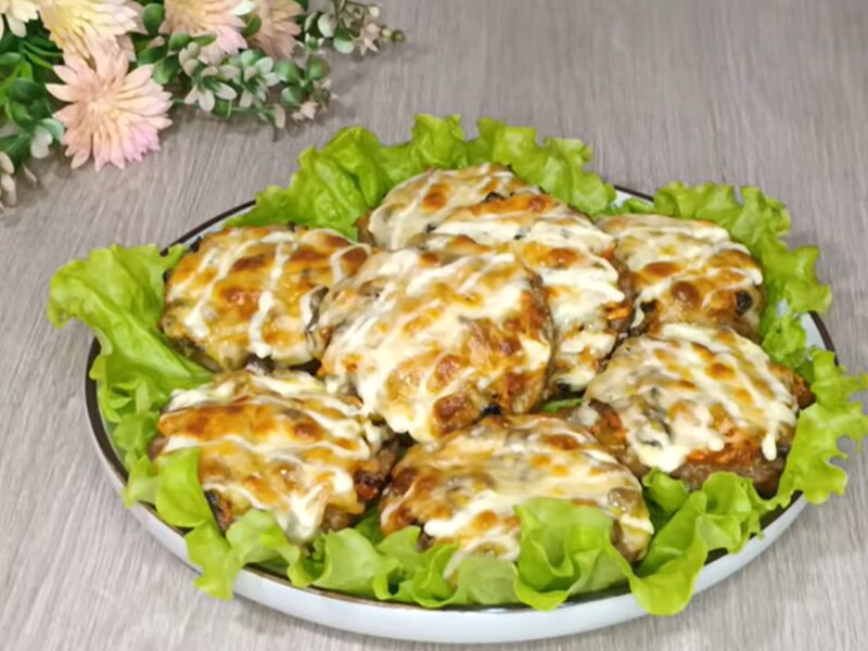 Лише 25 хвилин у духовці – і вийде ніжне м'ясо під шубою. Рецепт неймовірно смачної закуски