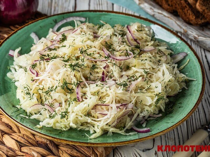 Змішайте квашену капусту із цим – і отримаєте смачний салат до вечері. Простий рецепт за кілька хвилин