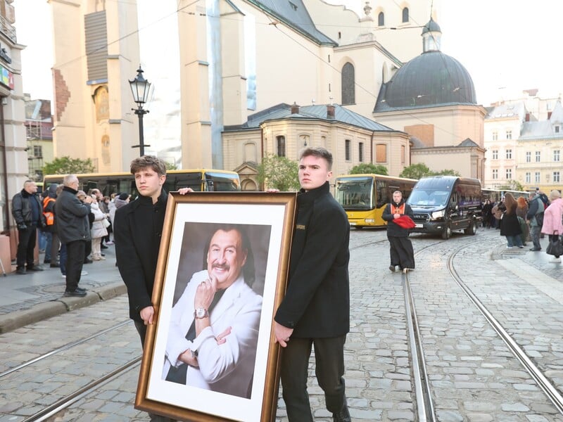 Оплески, "Яворина" й натовпи людей – у Львові відбувається похорон Степана Гіги. Трансляція