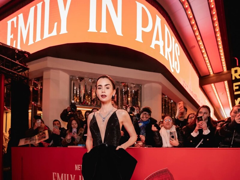 "Емілі в Парижі". Макрон нагородив творця серіалу за те, що той "змусив Францію сяяти на весь світ"