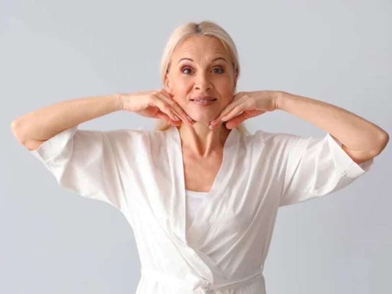 Робіть це регулярно – і з'явиться чітка лінія підборіддя. Омолоджувальний масаж обличчя за п'ять хвилин