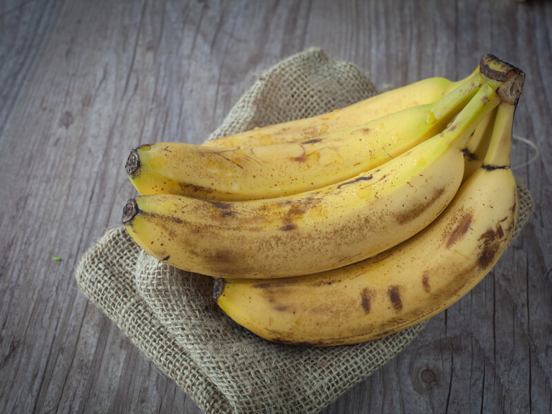 Не викидайте переспілих бананів – їх можна заморозити. Поради й секрети