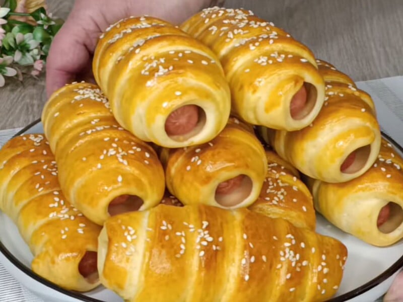 Приготуйте ці божественні сосиски в неймовірно пухкому тісті. Рецепт