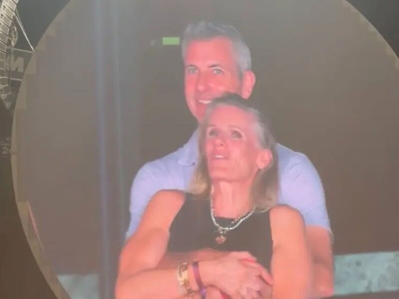 Американка розповіла, як перший і єдиний поцілунок із шефом на концерті Coldplay зруйнував її кар'єру