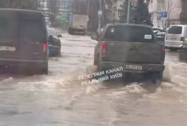 В одному з районів Києва сталося підтоплення: що відомо