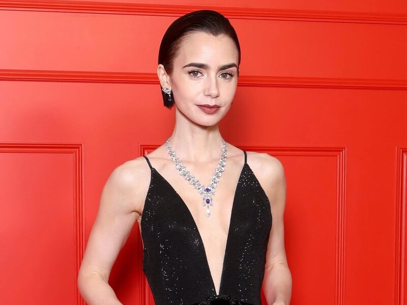 "Екстремальне декольте". Зірка "Емілі в Парижі" спричинила фурор на прем'єрі нового сезону. Фото